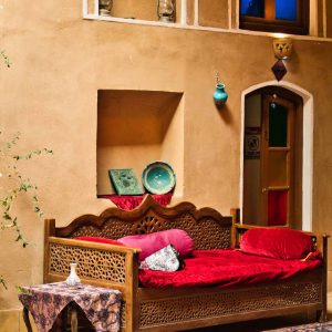 تخت کنار حیاط