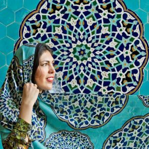 عکاسی توریست با شال کاشی های مسجدجامع یزد